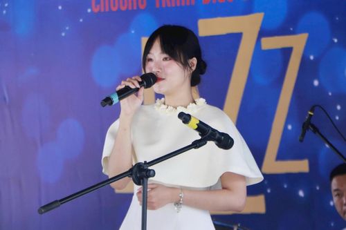 Ca sĩ trẻ biểu diễn trong chương trình. Ảnh: BTC