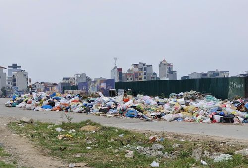 Cạnh đường gom Đại lộ Thăng Long (khu vực xã An Khánh) thường xuyên tồn đọng rác thải sinh hoạt. Ảnh: Đức Duy