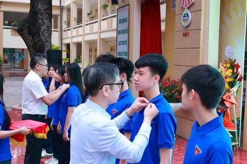 Lãnh đạo Phường Kim Liên đến dự, chia vui và gắn Huy hiệu đoàn gửi gắm niềm tin yêu tới các thế hệ trẻ. Ảnh: Gia Bảo