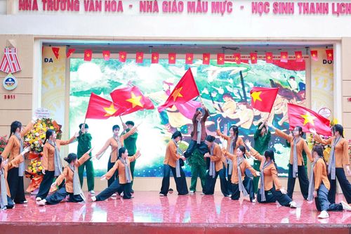 Tiết mục sân khấu hóa tái hiện hình tượng nữ anh hùng Võ Thị Sáu, mở đầu chương trình lễ kỷ niệm 95 năm Ngày thành lập Đoàn TNCS Hồ Chí Minh tại Trường THCS Đống Đa. Ảnh: Gia Bảo