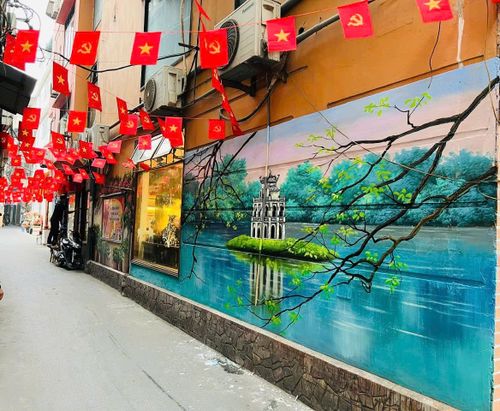 Ngõ phố hạnh phúc với tranh bích họa kích thước lớn. Ảnh: PV