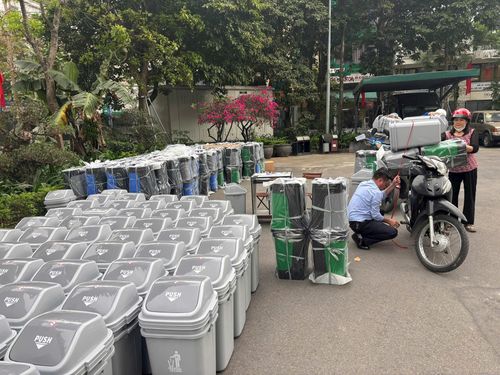 Trong sự kiện "Ngày cuối tuần xanh", Công ty Sản xuất nhựa Duy Tân trao tặng phường 400 thùng rác các loại và các suất quà cho hội viên phụ nữ, công nhân môi trường có hoàn cảnh khó khăn tích cực tham gia vệ sinh môi trường trên địa bàn. Ảnh: PV