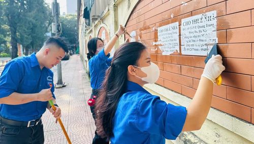 Thanh niên Đống Đa chung tay bóc xóa quảng cáo rao vặt, tạo bộ mặt đô thị sạch đẹp. Ảnh: PV