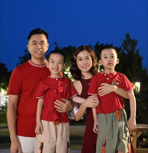 Vợ chồng Dương Khắc Linh - Sara Lưu và cặp song sinh lần 1.