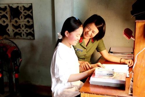 Bằng sự ân cần và sẻ chia, Thượng tá Hoàng Thị Chung, Trưởng Ban Phụ nữ Công an tỉnh Thanh Hóa, đã tiếp thêm động lực để Khánh Nhi vững tin vượt qua hoàn cảnh khó khăn, nỗ lực học tập, nuôi dưỡng ước mơ cho tương lai.