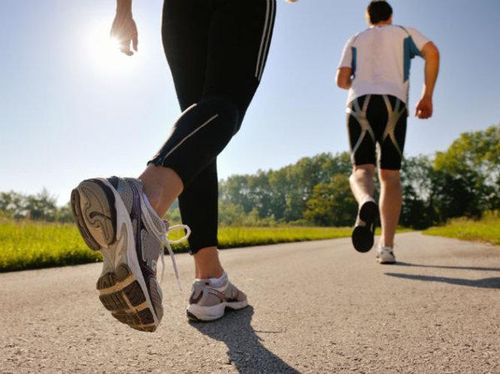 Đi bộ nhanh 30–40 phút mỗi ngày có thể giúp giảm gan nhiễm mỡ.