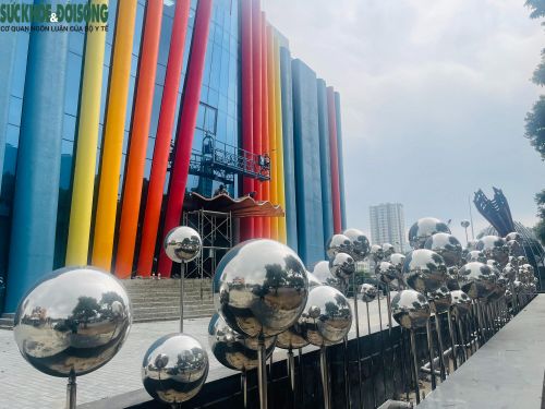Hiện nay, phần kiến trúc chính của nhà hát đã cơ bản hoàn thành. Các hạng mục như lát sân, trồng cây xanh và hoàn thiện cảnh quan xung quanh đang tiếp tục được triển khai.