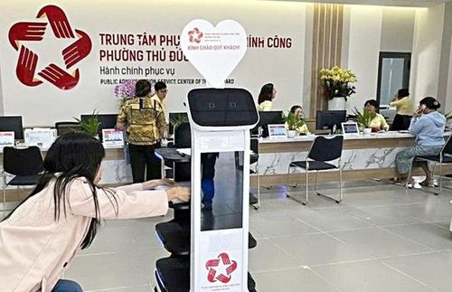 Trung tâm phục vụ hành chính công ở Thủ Đức đã sử dụng robot hỗ trợ người dân. Ảnh: ST.