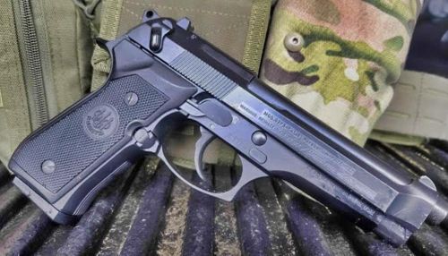 Câu chuyện của M9 bắt đầu từ mẫu Beretta 92 do hãng Beretta phát triển. Đây là dòng súng được thiết kế nhằm đáp ứng nhu cầu về một loại súng ngắn có độ chính xác cao, dung lượng đạn lớn và dễ kiểm soát.