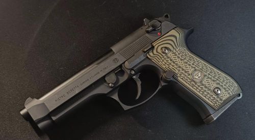 Sau khi được đưa vào biên chế, Beretta M9 nhanh chóng trở thành súng ngắn tiêu chuẩn của quân đội Mỹ trong nhiều năm, đồng thời được sử dụng rộng rãi trong các lực lượng cảnh sát và quân sự tại nhiều quốc gia phương Tây.