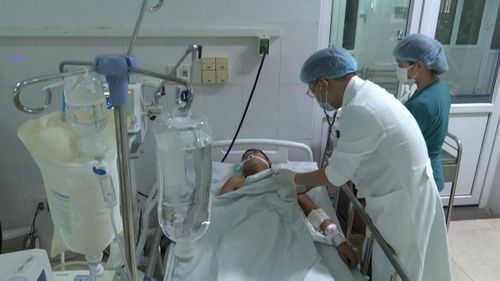 Các bác sĩ đang thăm khán cho bệnh nhân bị ngộ độc cá ủ chua. Ảnh: Cv.