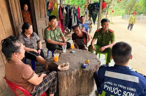 Lực lượng Công an xã Phước Năng tuyên truyền người dân về phòng chống không bệnh cá u chua. Ảnh: CA xã Phước Năng.