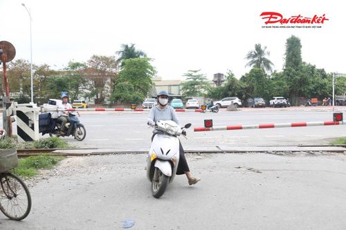 Chị N.T.L cố tình vượt qua khi gác chắn đã hạ và đèn đỏ cảnh báo bật sáng, bất chấp nguy hiểm.