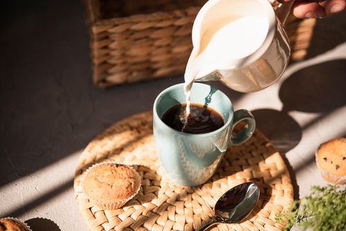  Lạm dụng cà phê không chỉ gây mất ngủ mà còn có thể làm tăng nguy cơ nhồi máu cơ tim và các biến cố nguy hiểm. Ảnh: Freepik. 