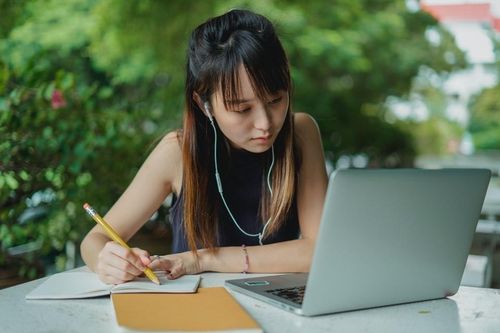  Để có cơ hội nhận học bổng du học, ứng viên cần chuẩn bị tốt ở nhiều khía cạnh. Ảnh: Pexels.