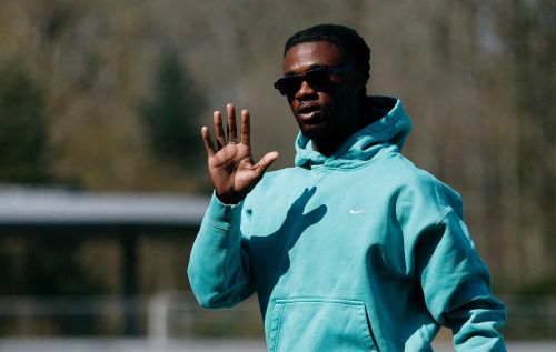 Eduardo Camavinga cũng nổi bật với trang phục màu xanh. Tương lai của anh tại Real Madrid đang là dấu hỏi lớn khi có thông tin tiền vệ người Pháp nằm trong danh sách 6 cầu thủ cần thanh lý. Ảnh: Reuters.