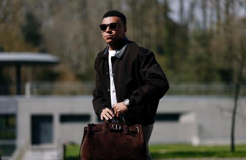 Đội trưởng Kylian Mbappe xuất hiện với trang phục khá đơn giản. Anh vừa hết chấn thương đầu gối và khao khát trở lại thi đấu cho Real Madrid lẫn đội tuyển Pháp. Ảnh: Reuters.