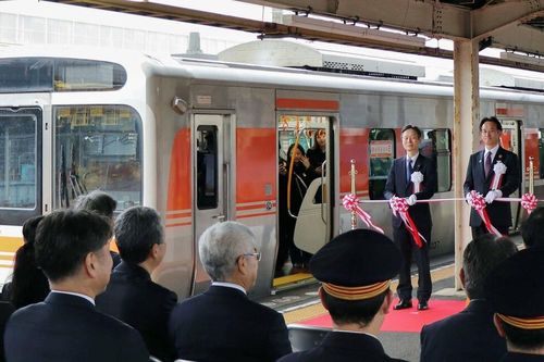 Một buổi lễ được tổ chức tại ga JR Mishima ở tỉnh Shizuoka đánh dấu sự khởi đầu của chuyến tàu ngắm núi Phú Sĩ, ngày 19/3. Ảnh: Kyodo.