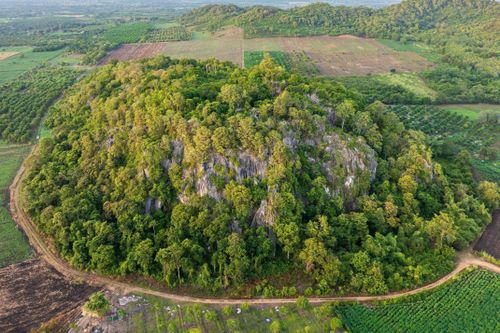 Địa hình karst chiếm khoảng 9% diện tích Campuchia, tương đương khoảng 20.000 km2.