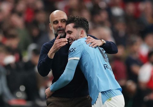 Pep từng tỏ ra không hài lòng khi Rayan Cherki "tâng bóng" lúc Man City đã dẫn Arsenal 2-0.