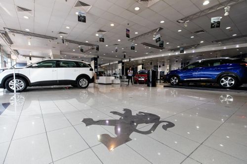 Sau khi ghi nhận mức sụt giảm 3,5% trong tháng 1/2026, doanh số ôtô tại châu Âu đã tăng nhẹ 1,7% trong tháng 2/2026. Trong đó, khoảng 66% doanh số là các mẫu xe điện hóa.