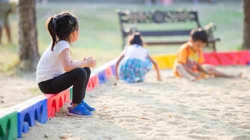Cha mẹ nên kiên nhẫn dạy con cách để chế ngự sự sợ hãi. Ảnh minh họa: M&C.