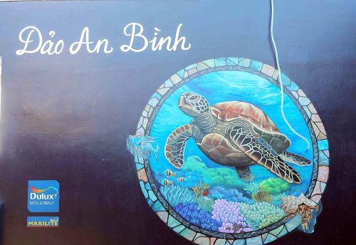Trong khuôn khổ dự án, 20 bức bích họa mới được thực hiện nhằm nâng cao nhận thức về bảo tồn rùa biển và hệ sinh thái biển