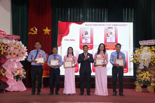 Các cá nhân của nhà trường nhận kỷ niệm chương "Vì sự nghiệp phát triển giáo dục" của Bộ GD&ĐT