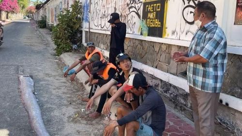 Cá mái chèo dài khoảng 2m đã chết được ngư dân mang lên bờ.