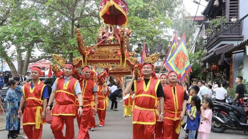 Đoàn rước kiệu tại lễ hội.