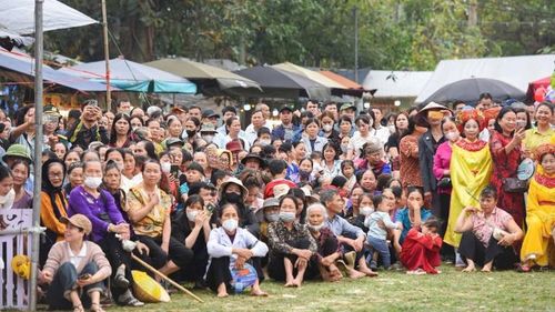 Đông đảo người dân, du khách tham dự lễ hội.