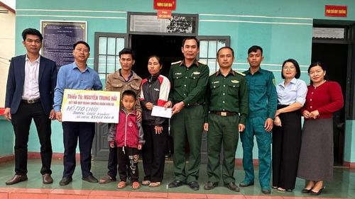 Thiếu tá Quân nhân chuyên nghiệp Nguyễn Trung Hải (thứ 5 từ phải sang), nhân viên Quân lực, Ban Chỉ huy Quân sự xã Ia Rvê cùng lãnh đạo xã Ea Kiết trao tiền các nhà hảo tâm hỗ trợ cháu Dương Quốc Khánh.
