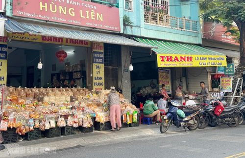Trên đường Nguyễn Hoàng, hộ kinh doanh bày hàng hóa, hàng ăn chiếm dụng vỉa hè, xe máy phải đỗ dưới lòng đường
