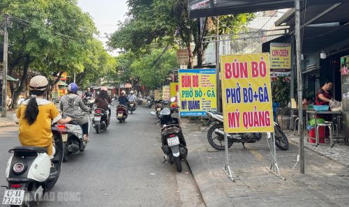 Tuyến đường này hầu hết không còn lối cho người đi bộ