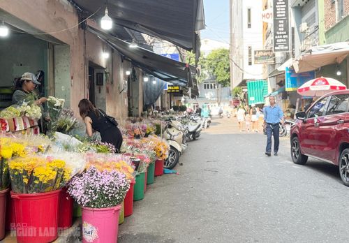 Đường Phạm Phú Thứ, hộ kinh doanh đưa nhiều xô đựng hoa ra cả lòng đường để bày bán