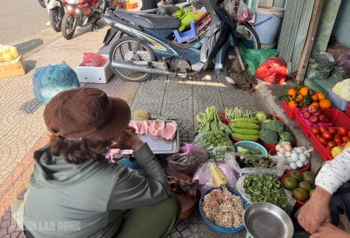 “Chủ trương của thành phố là đúng, nhưng mong có thể linh hoạt cho người dân sử dụng phần vỉa hè sát nhà để buôn bán, vừa thuận tiện cho người mua, vừa đảm bảo sinh kế” - ông Thạch chia sẻ.