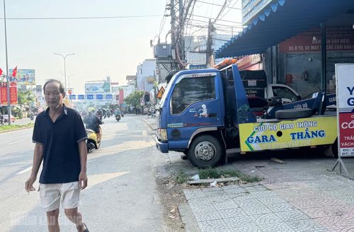 Một gara ô tô trên đường Tôn Đức Thắng, phường Hòa Khánh chiếm dụng toàn bộ phần vỉa hè để đỗ xe