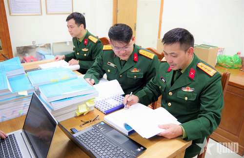 Cán bộ Phòng Tài chính Bộ tư lệnh 86 thực hiện kiểm tra công tác tài chính tại các đơn vị. Ảnh: MẠNH HẬU 