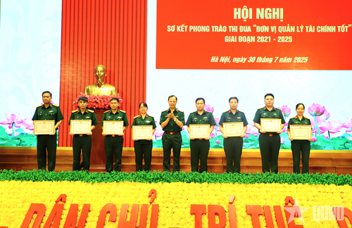 Thiếu tướng Nguyễn Minh Thắng, Bí thư Đảng ủy, Chính ủy Bộ tư lệnh 86 trao thưởng các cá nhân có thành tích xuất sắc trong Phong trào thi đua “Đơn vị quản lý tài chính tốt”. Ảnh: MẠNH HẬU
