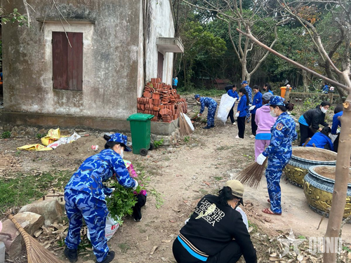 Đoàn viên thanh niên Đoàn Đặc nhiệm Phòng chống tội phạm ma túy số 1 giúp gia đình neo đơn, có hoàn cảnh khó khăn tại phường Đồ Sơn chỉnh trang, vệ sinh nơi ở. 