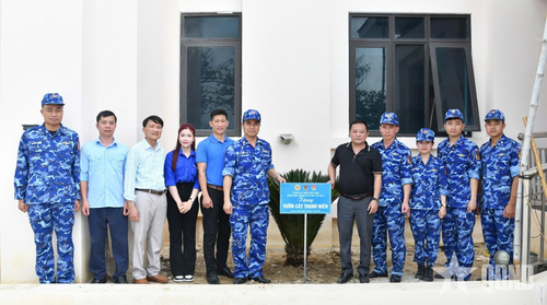 Đại diện đơn vị tặng Liên đội Thanh niên xung phong Bạch Long Vĩ vườn cây thanh niên. 