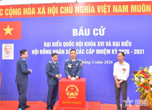 Cán bộ, chiến sĩ đơn vị tìm hiểu thông tin về người ứng cử và hoàn thành bầu cử đại biểu Quốc hội khóa XVI và đại biểu Hội đồng nhân dân các cấp nhiệm kỳ 2026-2031.