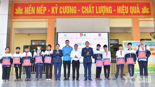 Tặng quà cho học sinh có hoàn cảnh khó khăn, học giỏi tại Trường Trung học cơ sở Hòa Nghĩa, phường Dương Kinh, Hải Phòng.