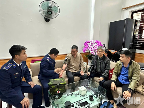 Phối hợp thăm, khám, cấp phát thuốc miễn phí cho gia đình người có công tại phường Ngô Quyền, Hải Phòng. 