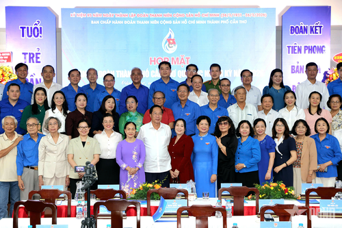 Các đại biểu chụp ảnh lưu niệm. 