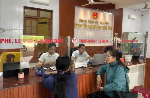 Người dân đến thực hiện thủ tục hành chính tại Trung tâm phục vụ hành chính công xã Thượng Đức.