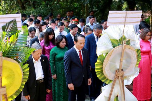 Trước khi khai mạc Tọa đàm, Phó Bí thư Thường trực Thành ủy Đà Nẵng Nguyễn Đình Vĩnh cùng các đại biểu đã dự lễ dâng hương tưởng niệm 100 năm ngày mất của nhà yêu nước Phan Châu Trinh tại Nhà lưu niệm Phan Châu Trinh (xã Tây Hồ).