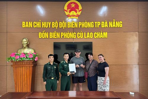 Đồn BP Cù Lao Chàm trao trả tài sản cho du khách.
