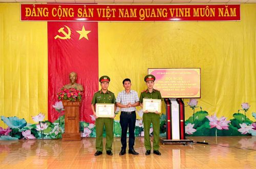 UBND xã Vạn Tường khen thưởng đột xuất cho tập thể và các cá nhân tham gia khám phá vụ án