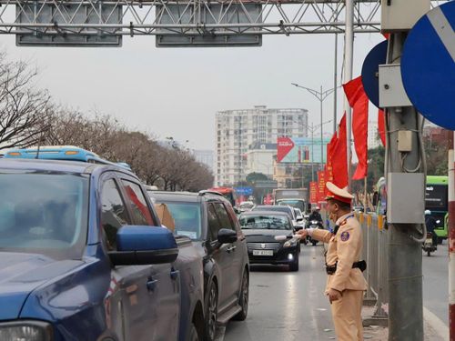 Lực lượng cảnh sát giao thông phân luồng, kiểm soát các phương tiện vào nội đô Hà Nội, trong đó có xe bán tải ẢNH: GIA KHÁNH